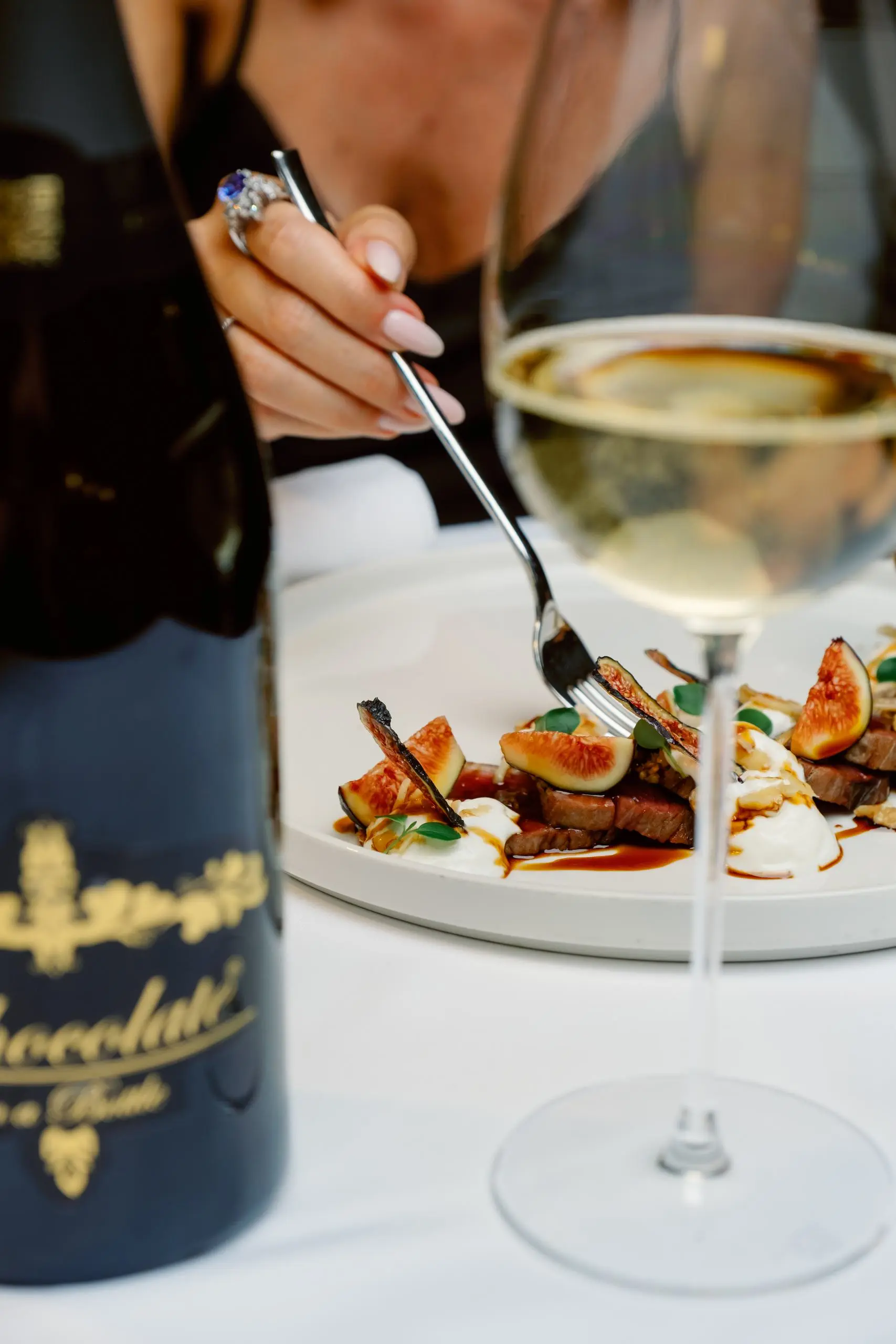 Atún rojo con higos negros, espuma de yogur griego, nueces y salsa teriyaki