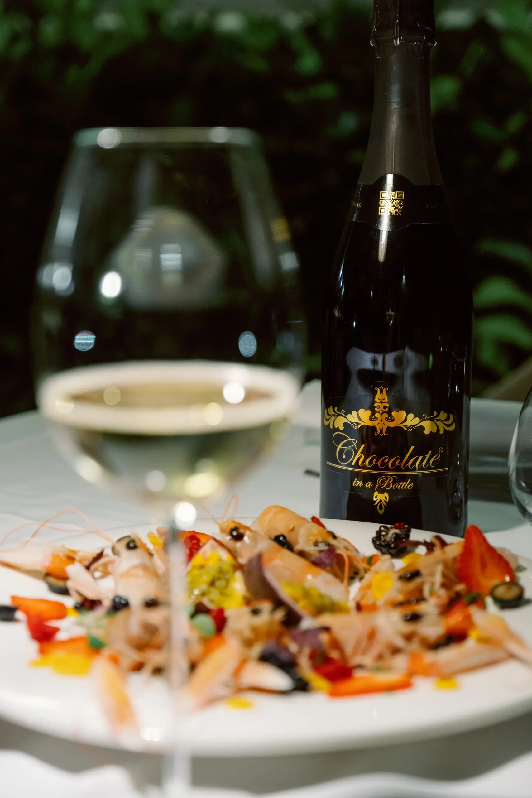 Langostinos crudos con frutos rojos, fresas y cebollino