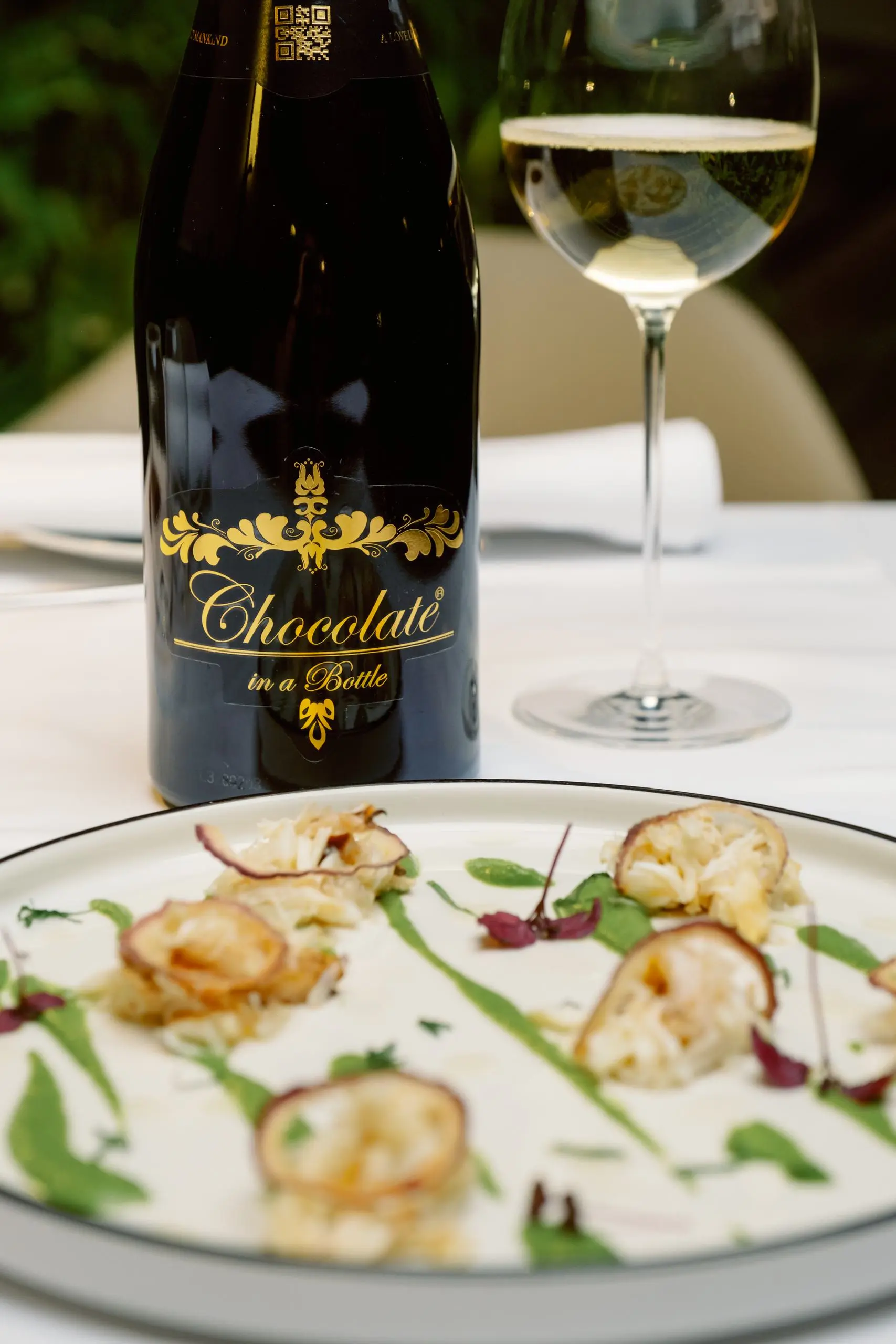 Cangrejo de mar: Ensalada de cangrejo, crema de lechuga y algas, esencia de limón, menta y jengibre con cebolla crujiente